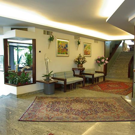 Zenit Hotel Джулианова Екстериор снимка