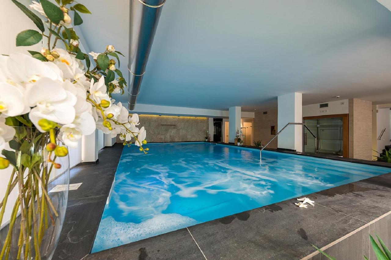 Zenit Hotel Джулианова Екстериор снимка