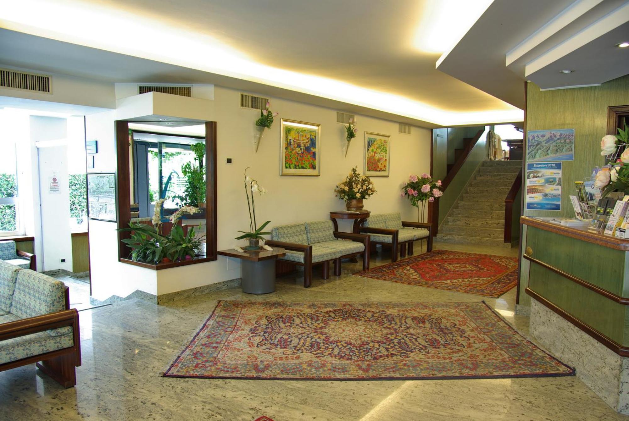 Zenit Hotel Джулианова Екстериор снимка